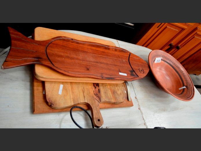 WOODEN FRUIT BOWL & WOODEN CHOPPING BOARDS