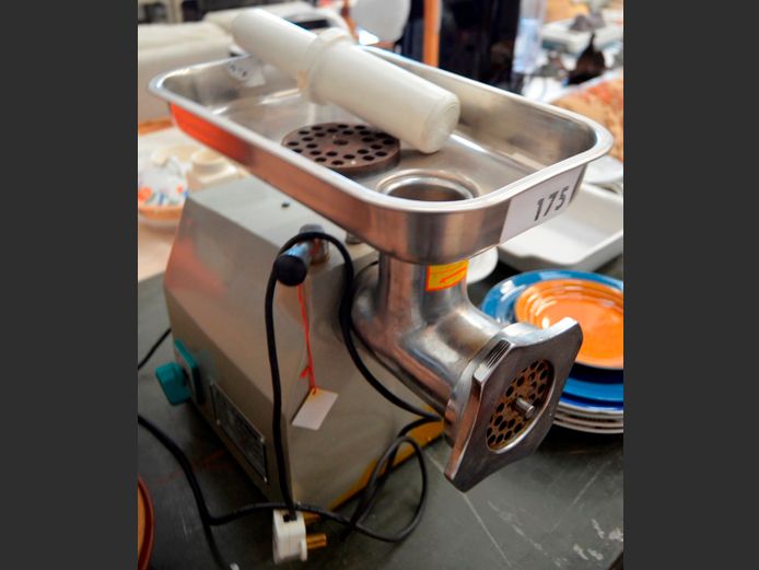 INDUSTRIAL MEAT MINCER [Switches on, untested further]