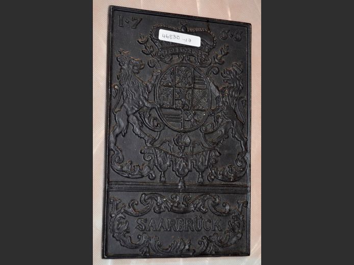CAST IRON COAT OF ARMS, 24.5 x 16cm