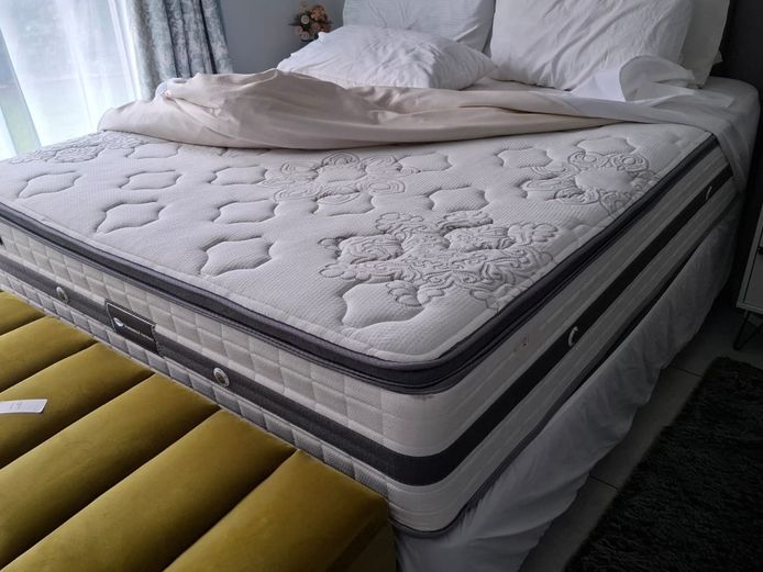 Seally queen bed set