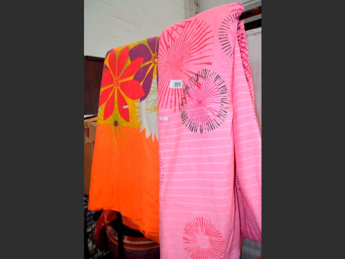 LOT: 2 x DUVET COVERS WITH INNERS