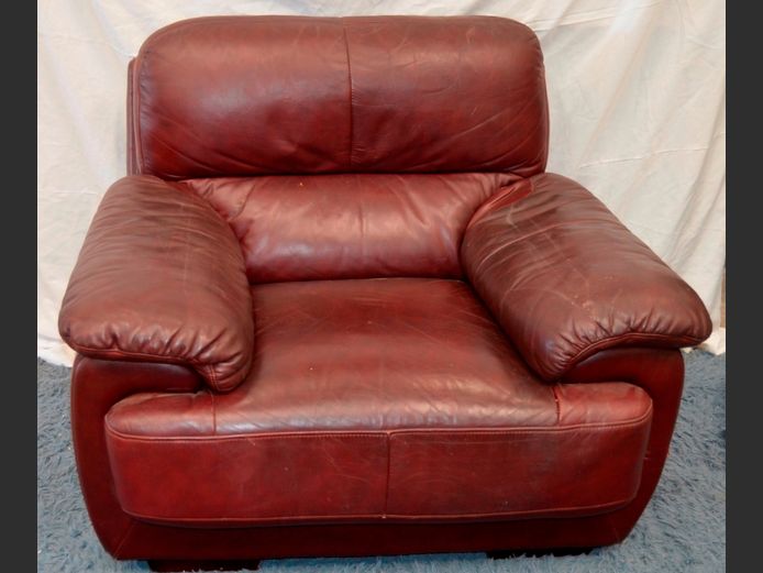 OXBLOOD LEATHER ARMCHAIR