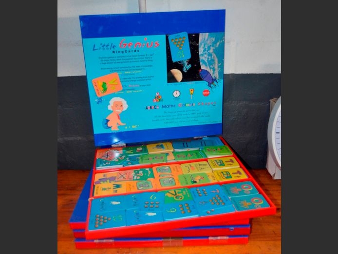 LITTLE GENIUS RING CARDS IN 4 PERSPEX CASES