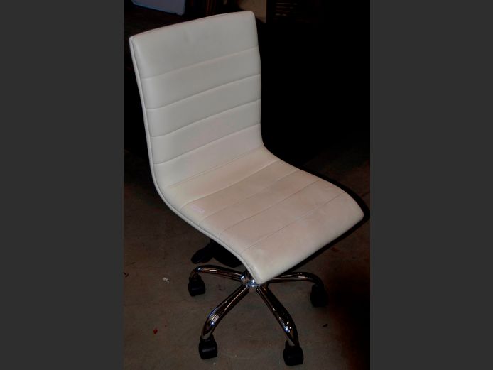 CREAM LEATHER TOUCH SWIVEL OFFICE CHAIR [Seat worn]