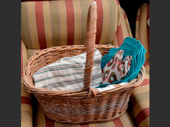 LOT: WICKER BASKET,  2 x TABLECLOTHS, PLACEMATS, etc