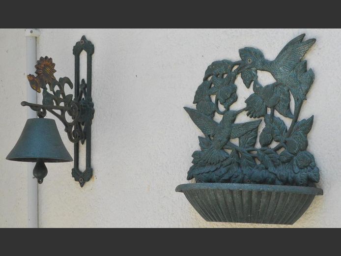 CAST IRON WALL MOUNT MINI BIRD BATH & BELL, 26 x 13 x 35cm