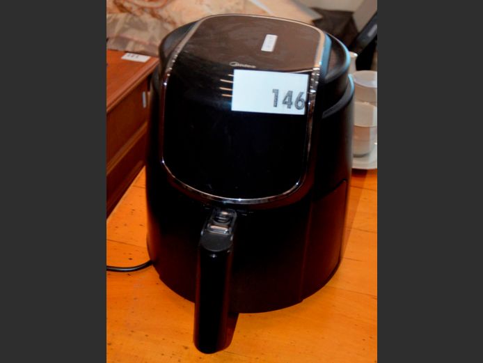 MIDEA AIR FRYER [Switches on]