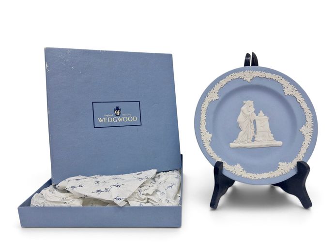 Wedgwood Pale Blue Jasperware "Vestal Sacrificing" Classical Display Plate (17cm)
