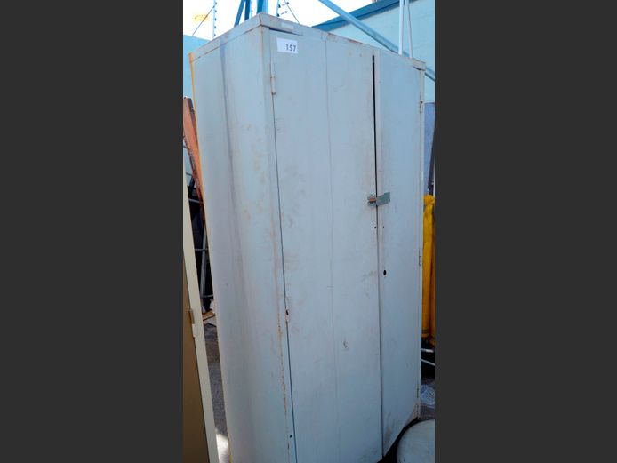 WHITE METAL 2-DOOR TOOL CABINET, 90 x 46 x 181cm [Rusty]