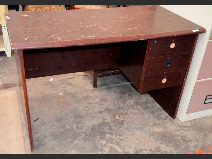 MAHOGANY FOIL 3-DRAWER DESK, 120 x 60 x 76cm [Top loose, scratched]