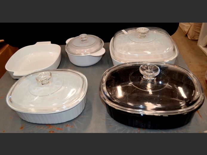 LOT: CORNINGWARE CASSEROLES WITH LIDS