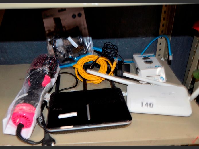 LOT: ROUTERS, HP MOUSE, AORLIS ELECTRIC HAIR STYLER, etc [Switch on, untested further] [4,5,19,36,37]