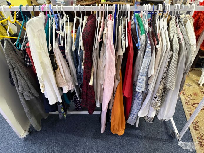 Clothing rack + Clothes (1) 