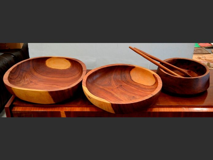 LOT: 2 x LARGE WOODEN BOWLS & A WOODEN SALAD BOWL WITH SALAD SERVERS
