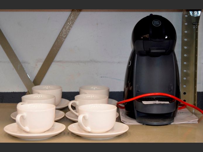 NESCAFE DOLCE GUSTO BLACK COFFEE MACHINE [Switches on, untested further] & SET OF 6 WHITE CUPS & SAUCERS [91A,208]