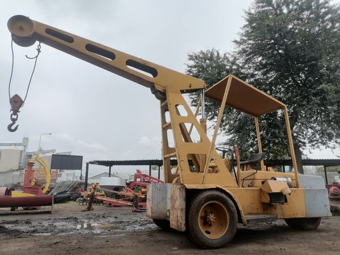 HYSTER 3 WHEEL CRANE