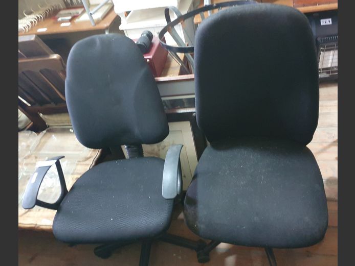 LOT: 2 x BLACK SWIVEL OFFICE CHAIRS