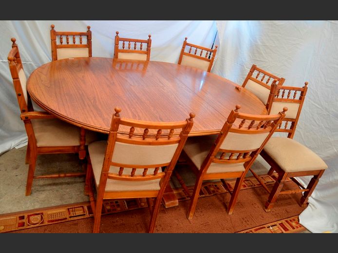 OAK EXTENSION DINING TABLE WITH 8 MATCHING CHAIRS, 192 x 137 x 77cm [Cat scratches to upholstery]