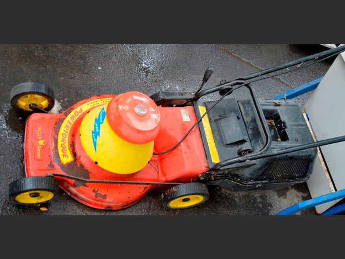 WOLF ELECTRIC LAWNMOWER [Switches on, untested further]