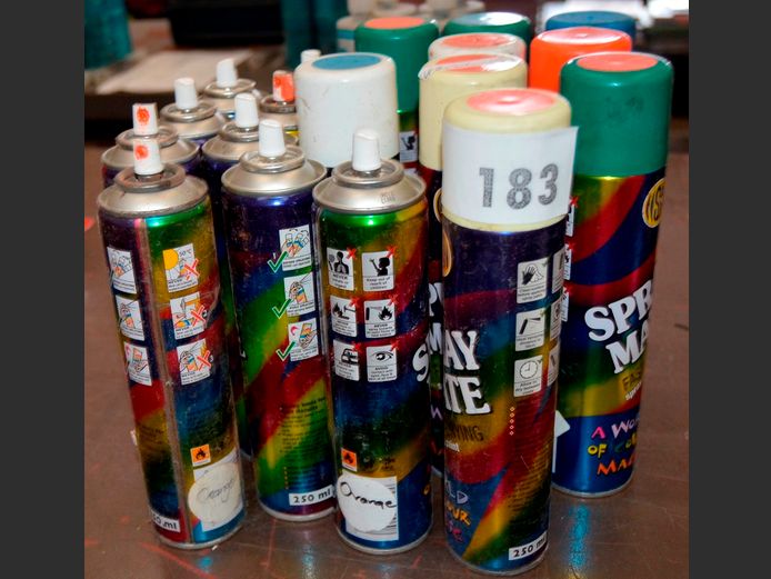 LOT: SPRAYPAINT [Condition of contents unknown]