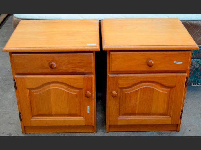 OAK QUEEN SIZE HEADBOARD WITH PAIR PEDESTALS ATTACHED, 50 x 43 x 60cm