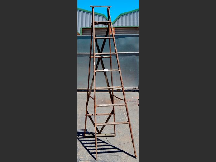 WOODEN 8-STEP LADDER