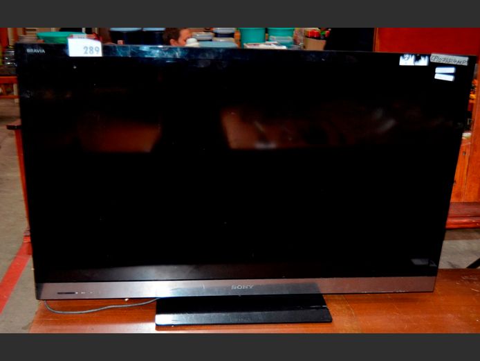 SONY 46" L.E.D. TV [Switches on, screen cracked] ### LICENCE PLEASE ###