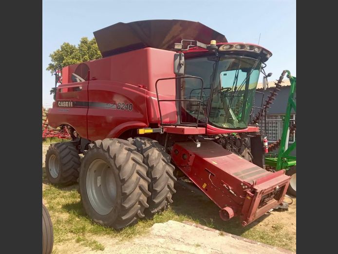 CASE 8240 COMBINE