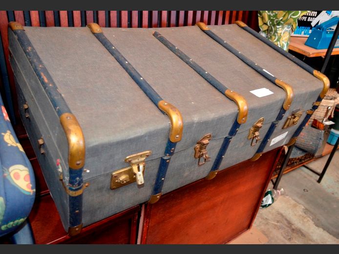 VINTAGE TRAVEL TRUNK, 91 x 52 x 34cm