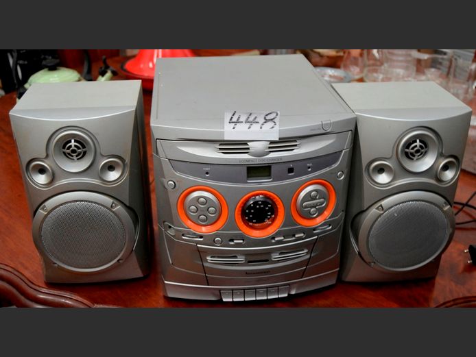 DIAMOND MINI HI-FI WITH PAIR SPEAKERS [Switches on]
