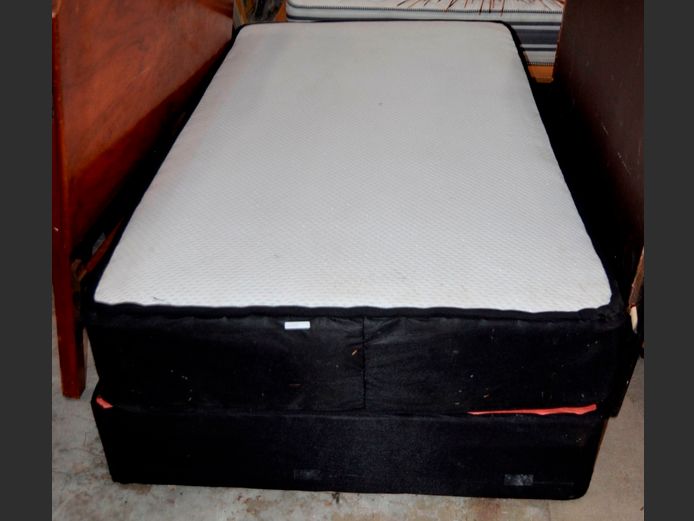 BLACK & WHITE ¾ BED BASE & MATTRESS SET