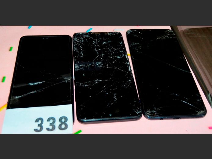 LOT OF 3 SMART PHONES: 2 x HUAWEI P30 & 1 x SAMSUNG [Damaged, untested, no chargers]