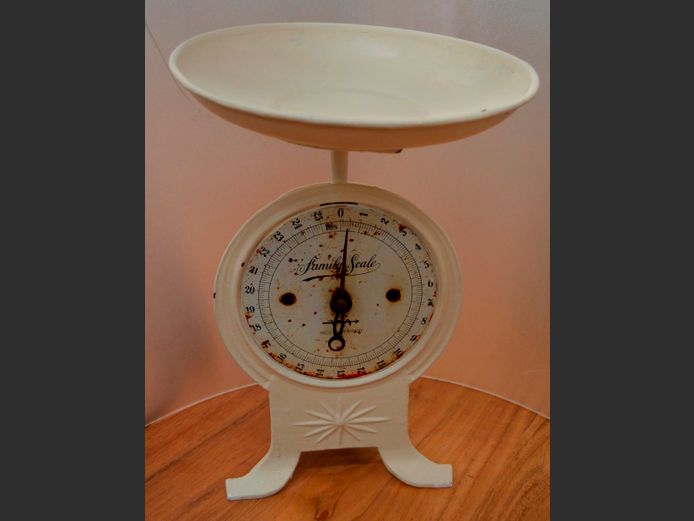 CREAM PAINTED METAL VINTAGE LOOK KITCHEN SCALE