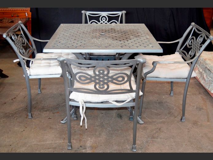 CAST ALUMINIUM PATIO TABLE WITH 4 MATCHING CHAIRS & CUSHIONS, 91 x 91 x 75cm