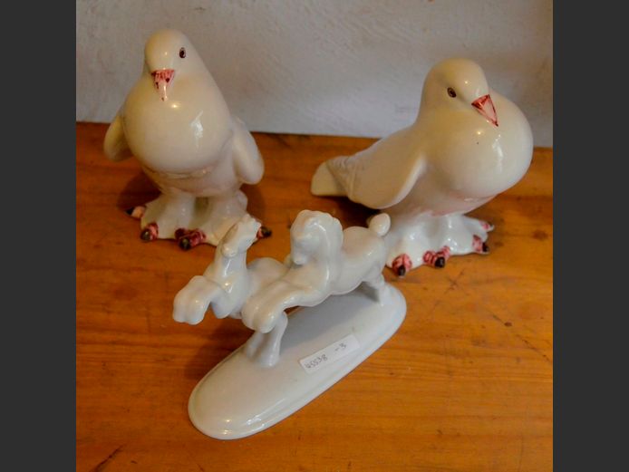 ROSENTHAL CERAMIC HORSE FIGURINE & PAIR CERAMIC DOVES