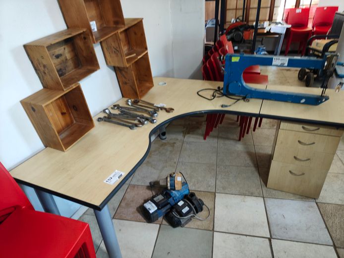 L - SHAPE DESK