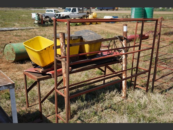 ROOI STAALRAKKE X 3 + LOSGOED