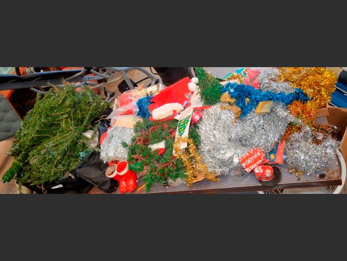 LARGE LOT: CHRISTMAS DECORATIONS