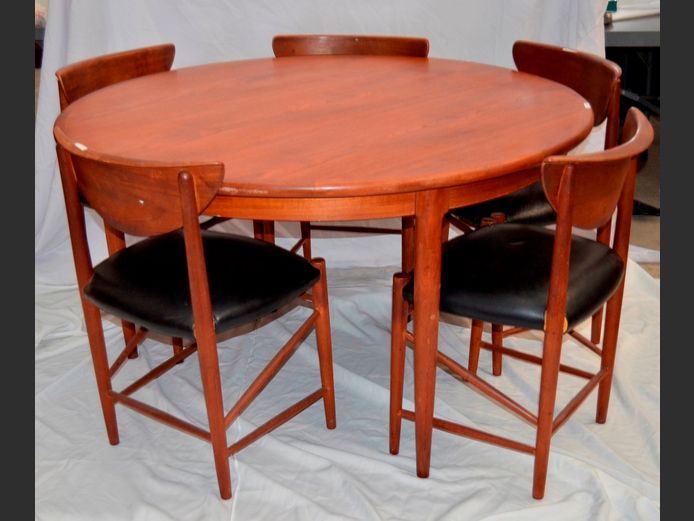 MID-CENTURY MAHOGANY CIRCULAR DINING TABLE & 5 MATCHING CHAIRS WITH BLACK LEATHER SEATS, 128cm Diameter x 72cm High [Some chair seats need re-covering]