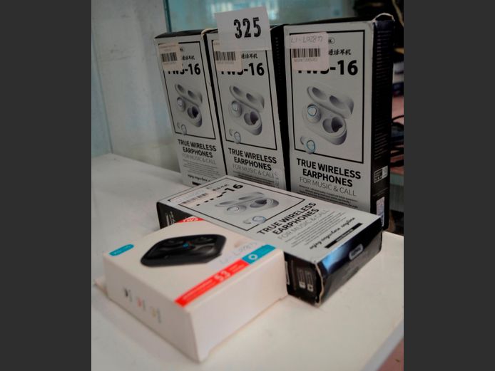 LOT: BLUETOOTH EARPHONES [Untested]