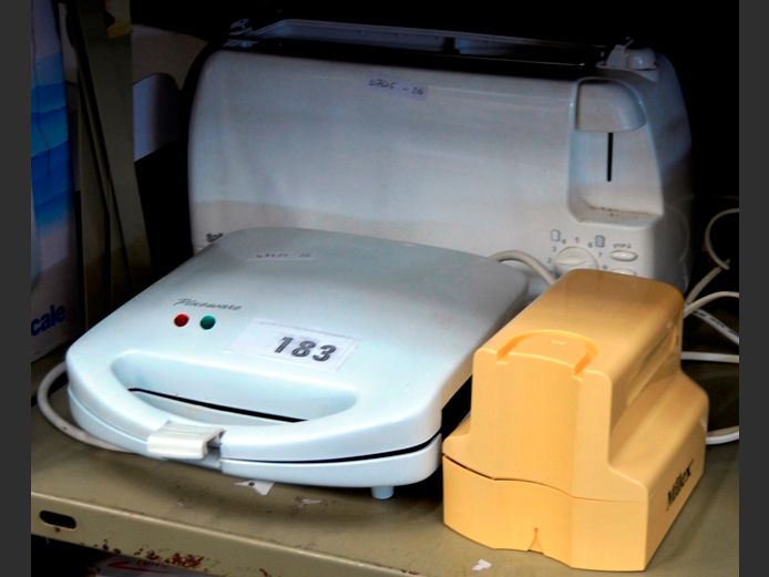 SALTON 4-SLICE TOASTER & A PINEWARE SNACKWICH MAKER [Switch on, untested further]
