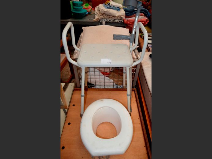 TOILET SEAT RISER, CRUTCH & SHOWER CHAIR