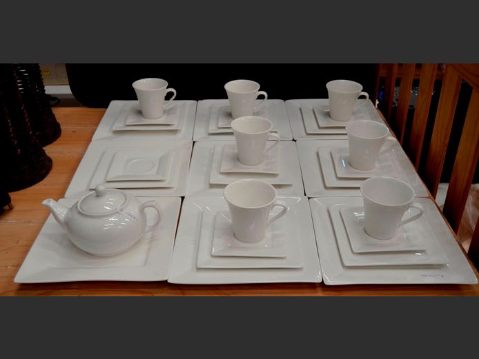 MAXWELL WILLIAMS 35-PIECE PART BREAKFAST SET