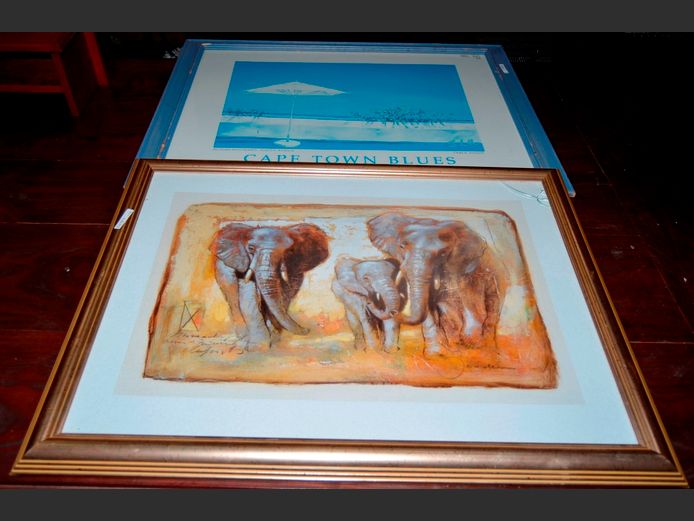 LOT OF 2 FRAMED PRINTS: ELEPHANTS & BLOUBERGSTRAND, 60 x 39cm & 53.5 x 37cm [Glass cracked to 1]
