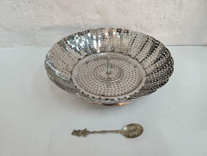 Stainless Steel Folding Vegetable Steamer Basket with Souvenir Spoon