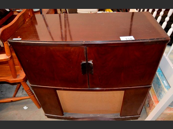 MAHOGANY RADIOGRAM CABINET WITH PHILIPS TUNER & TURNTABLE, 89 x 43 x 88cm [Untested]