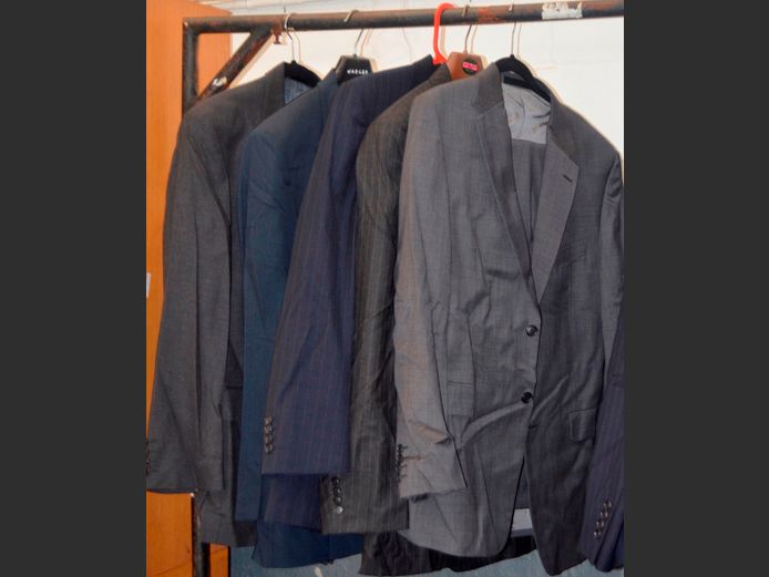 LOT: 5 x MEN'S SUITS