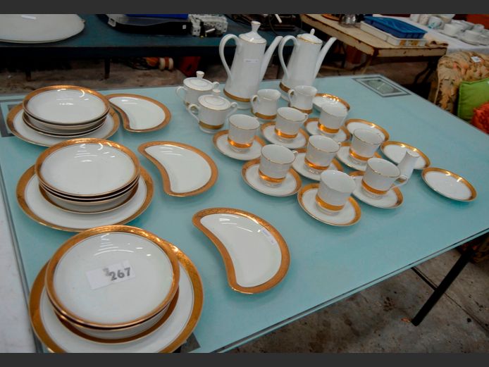 PRESIDENTIAL COLLECTION 46-PIECE PART DINNER SERVICE [Chips to some pieces]
