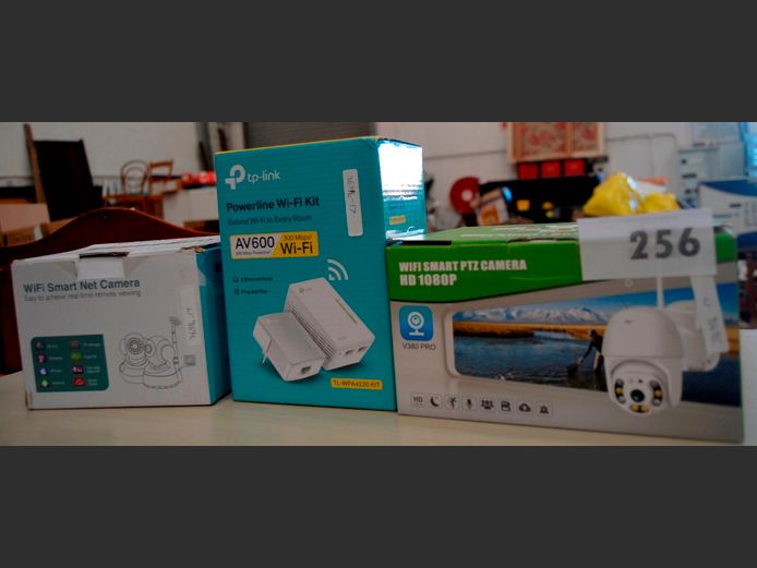 LOT: 2 x WI-FI SMART CAMERAS & A TP LINK RANGE EXTENDER [Untested]