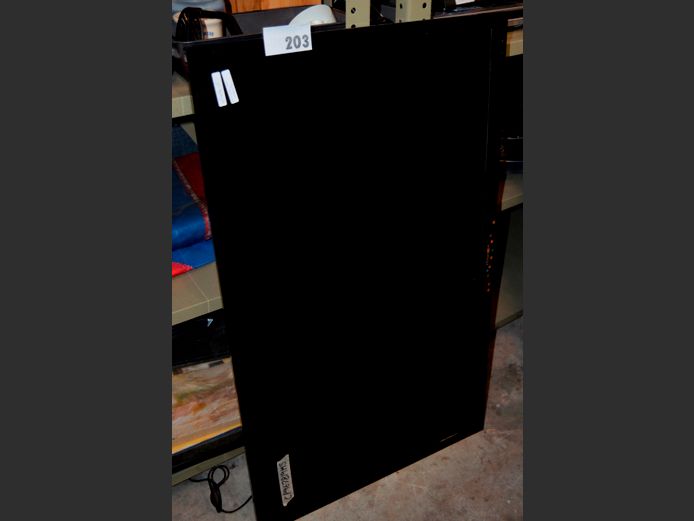 HISENSE 40" L.E.D. TV [Switches on, screen cracked] ### LICENCE PLEASE ###
